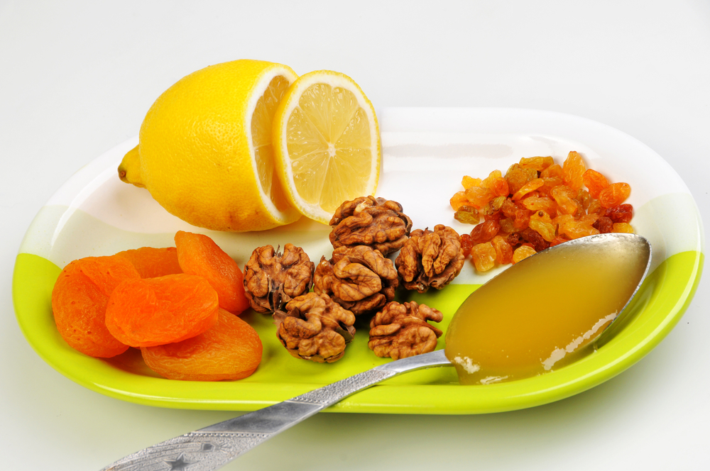 Смесь орехов и сухофруктов с медом и лимоном - эффективное общеукрепляющее средство