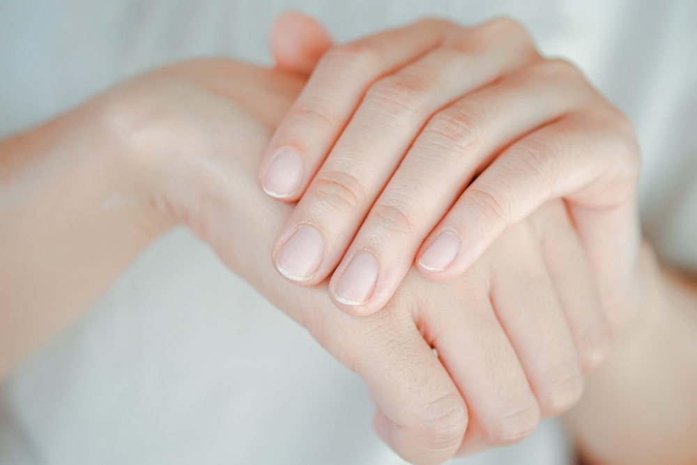 Причиной сухости кожи рук может быть не только недостаточный уход