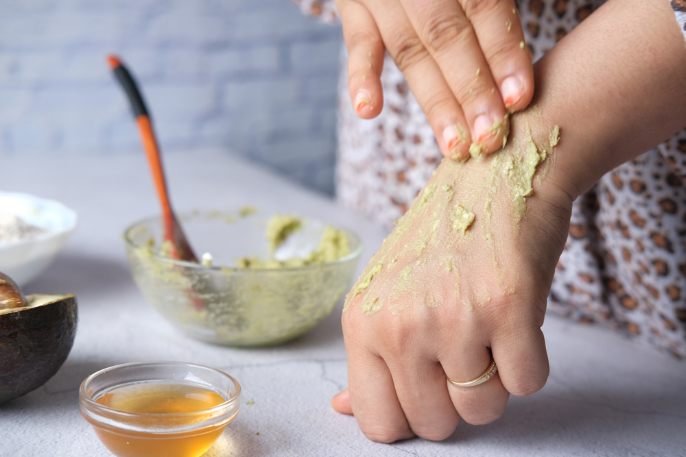 Питательные маски помогают смягчить сухую кожу рук