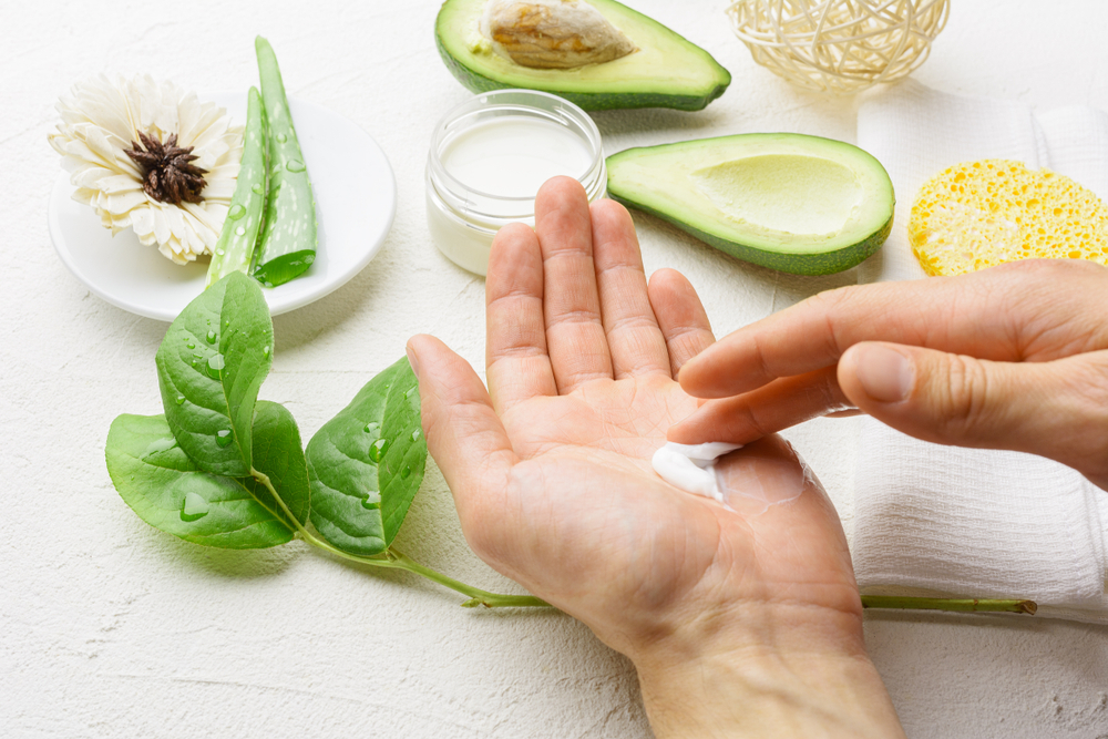 Авокадо хорошо питает и увлажняет кожу рук