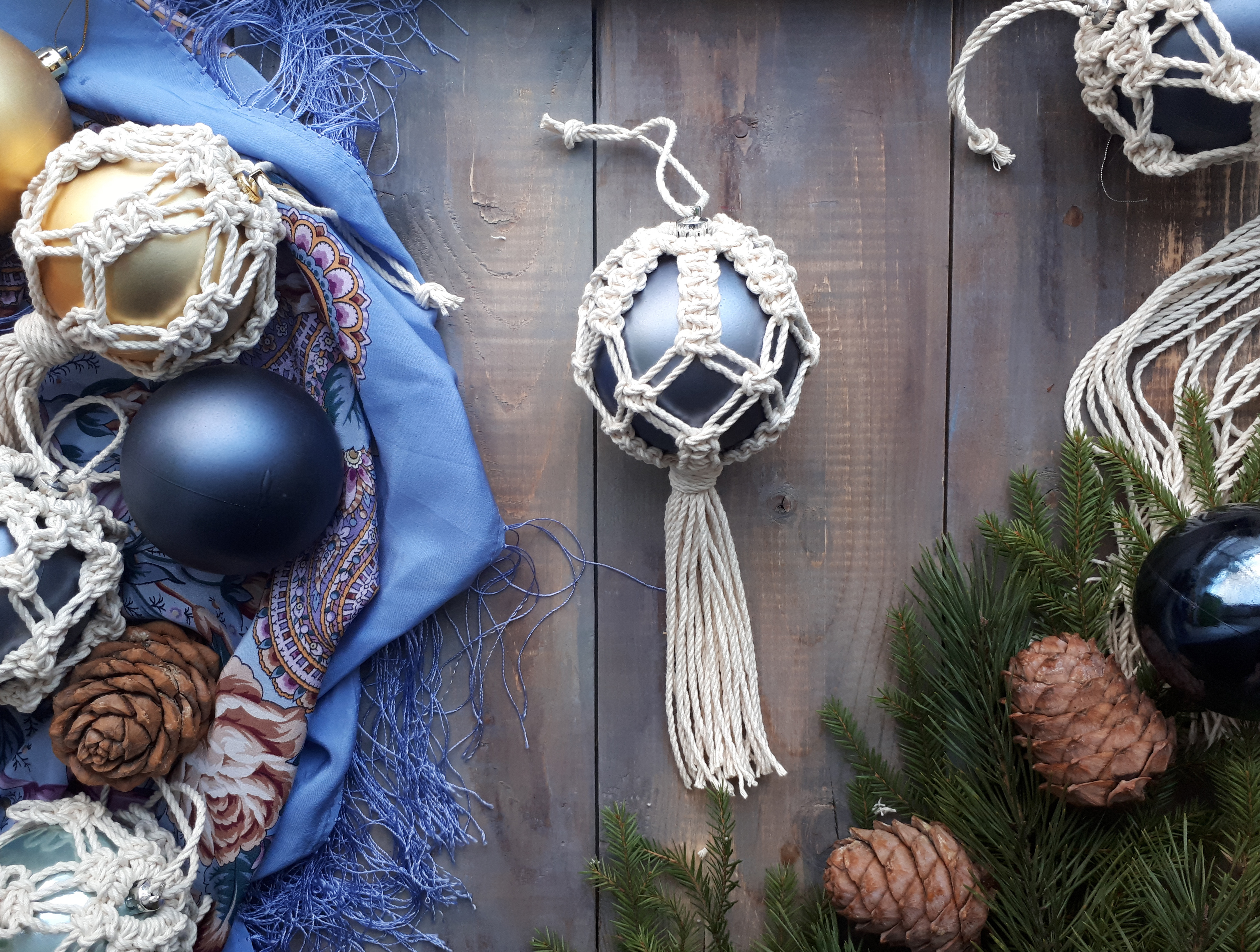 Ёлочный шар, украшенный плетением. Фото 