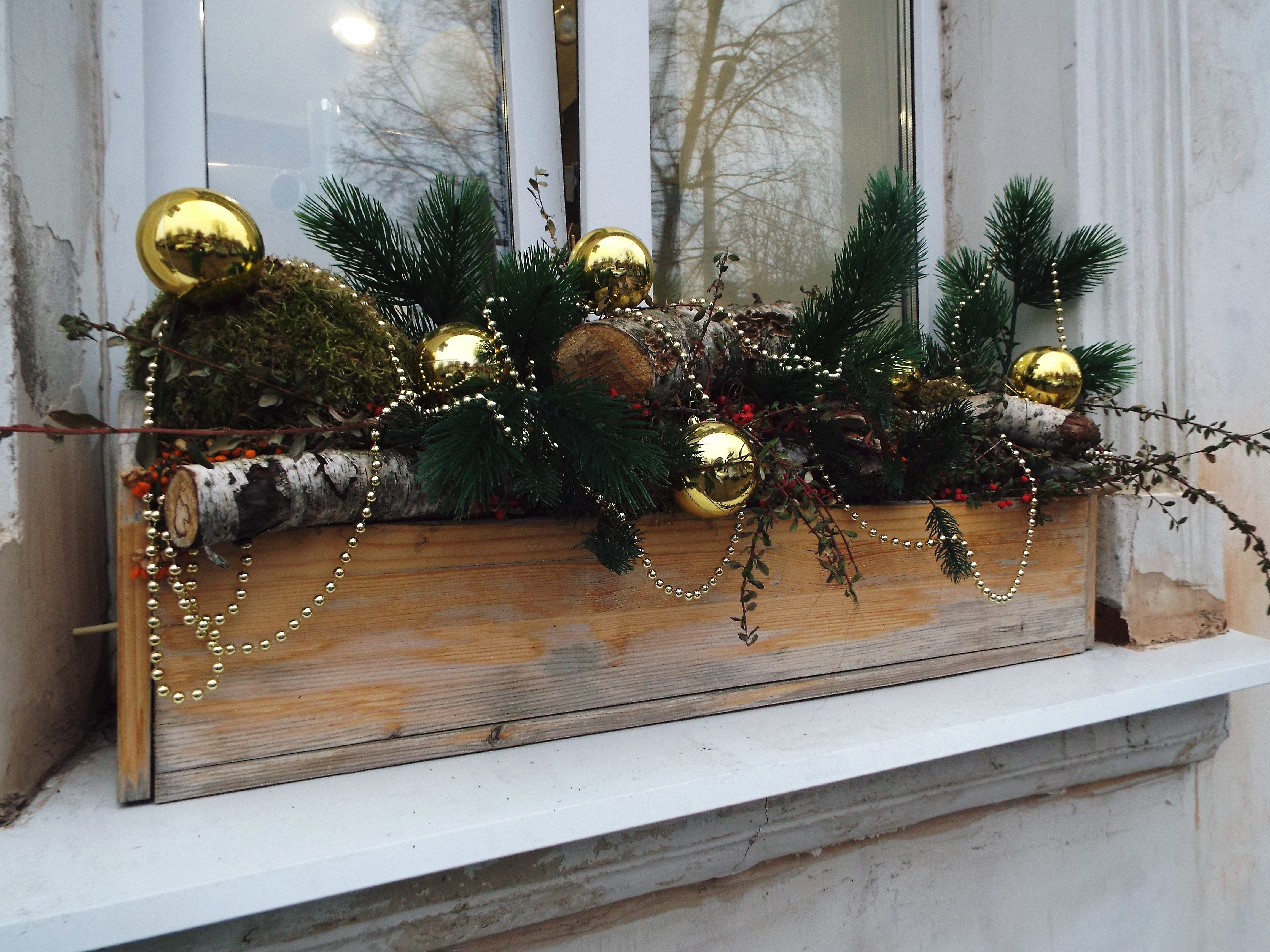 Украшение окна снаружи. Фото 