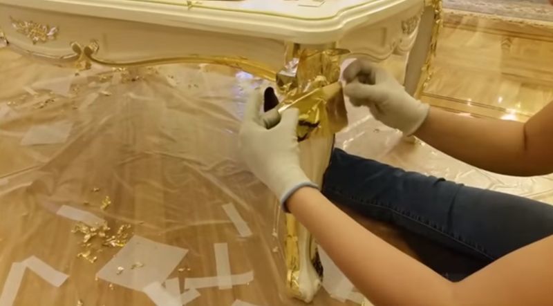 Нанесение сусального золота. Фото с сайта http://goldhouse24.ru/