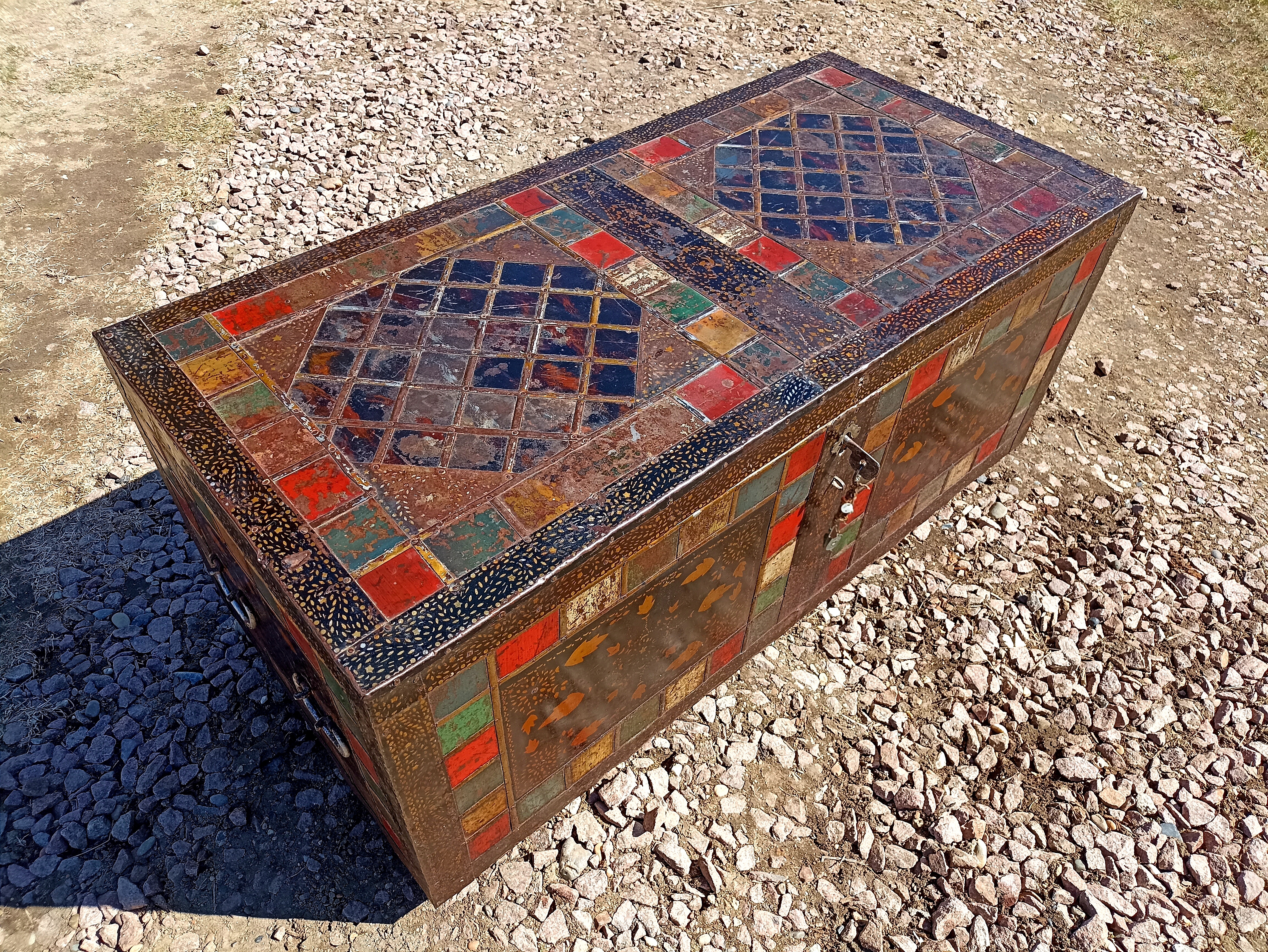 Протёрла сундук 