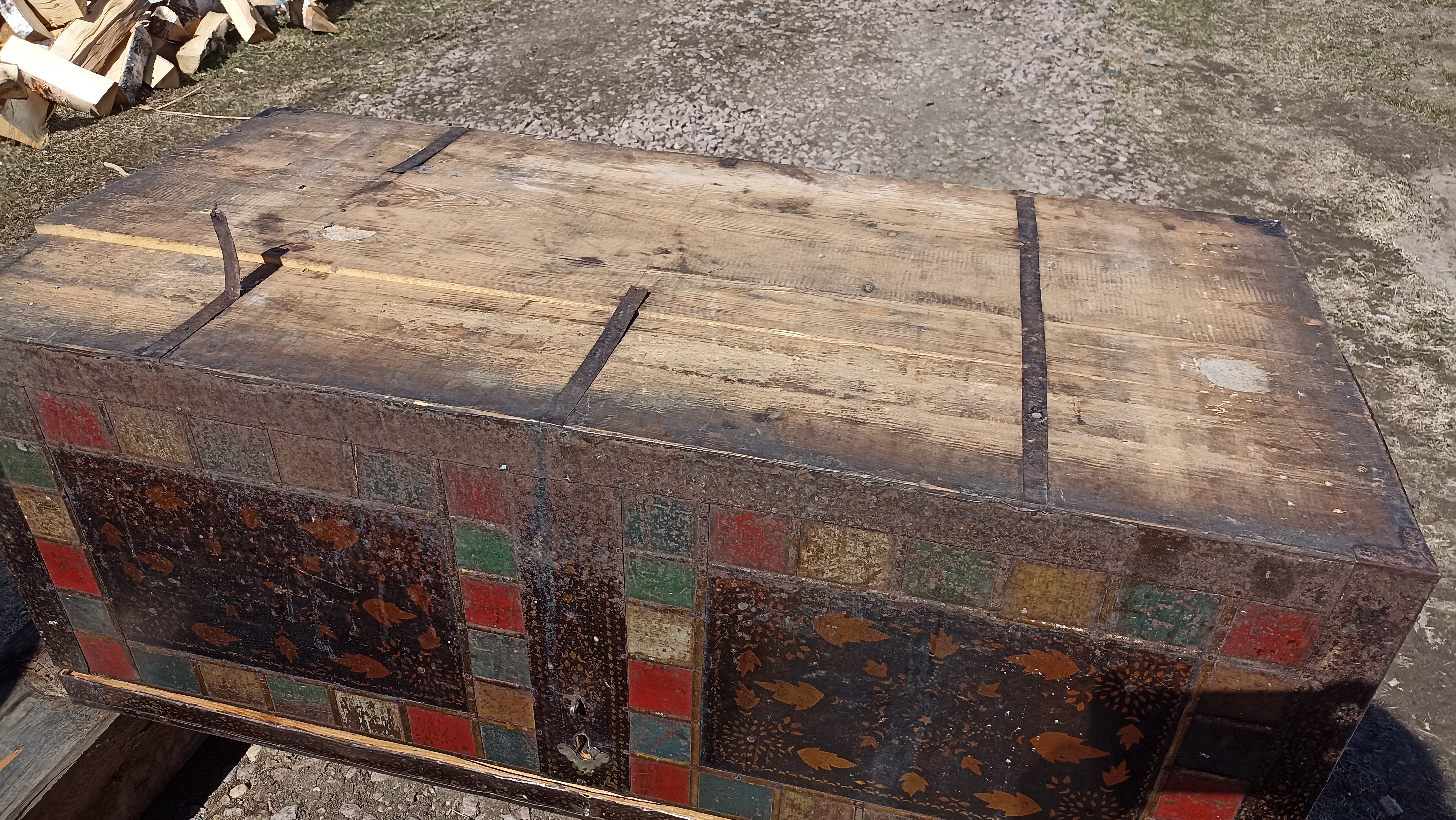 Требующее ремонта дно сундука 