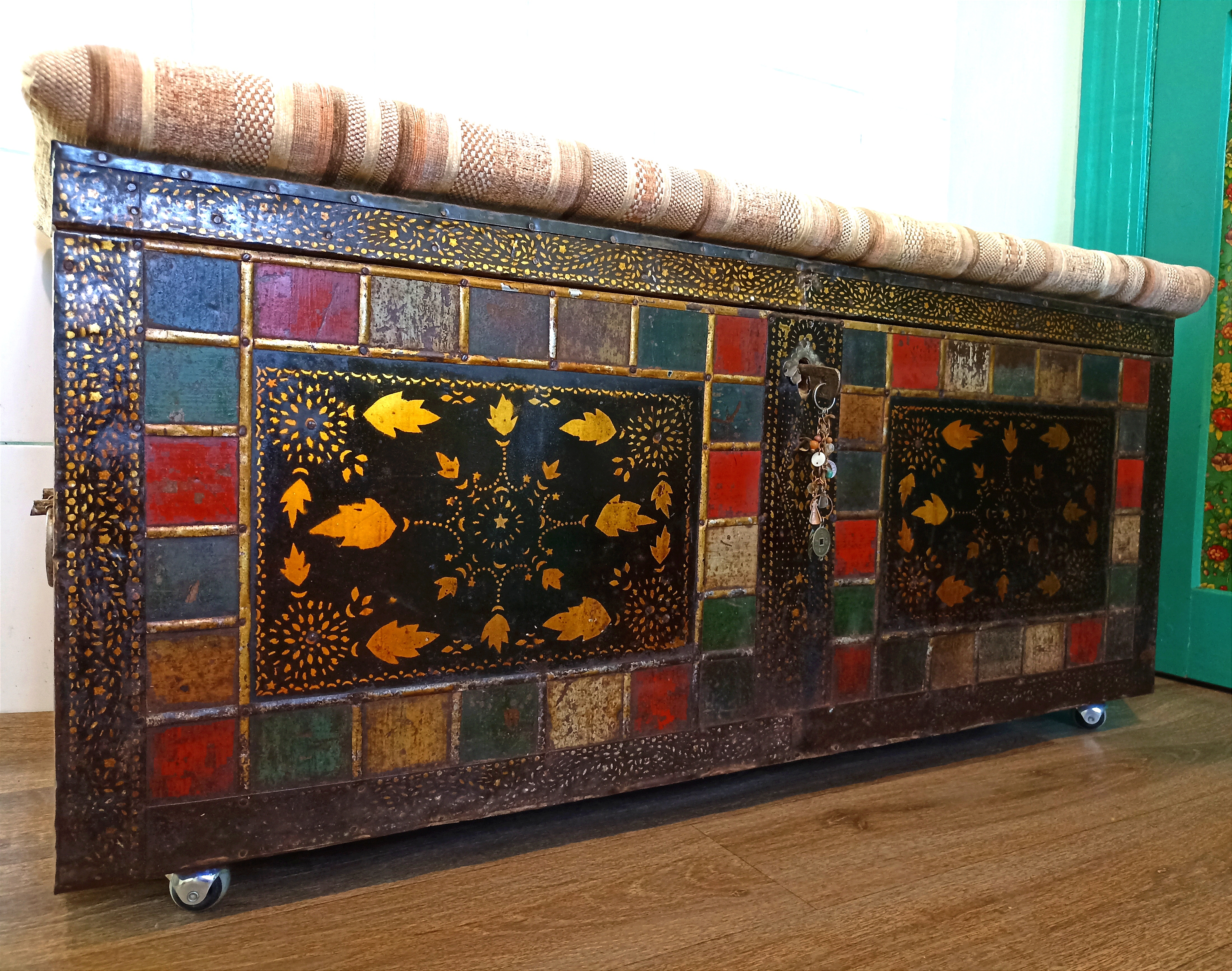 Сундук на колесиках 