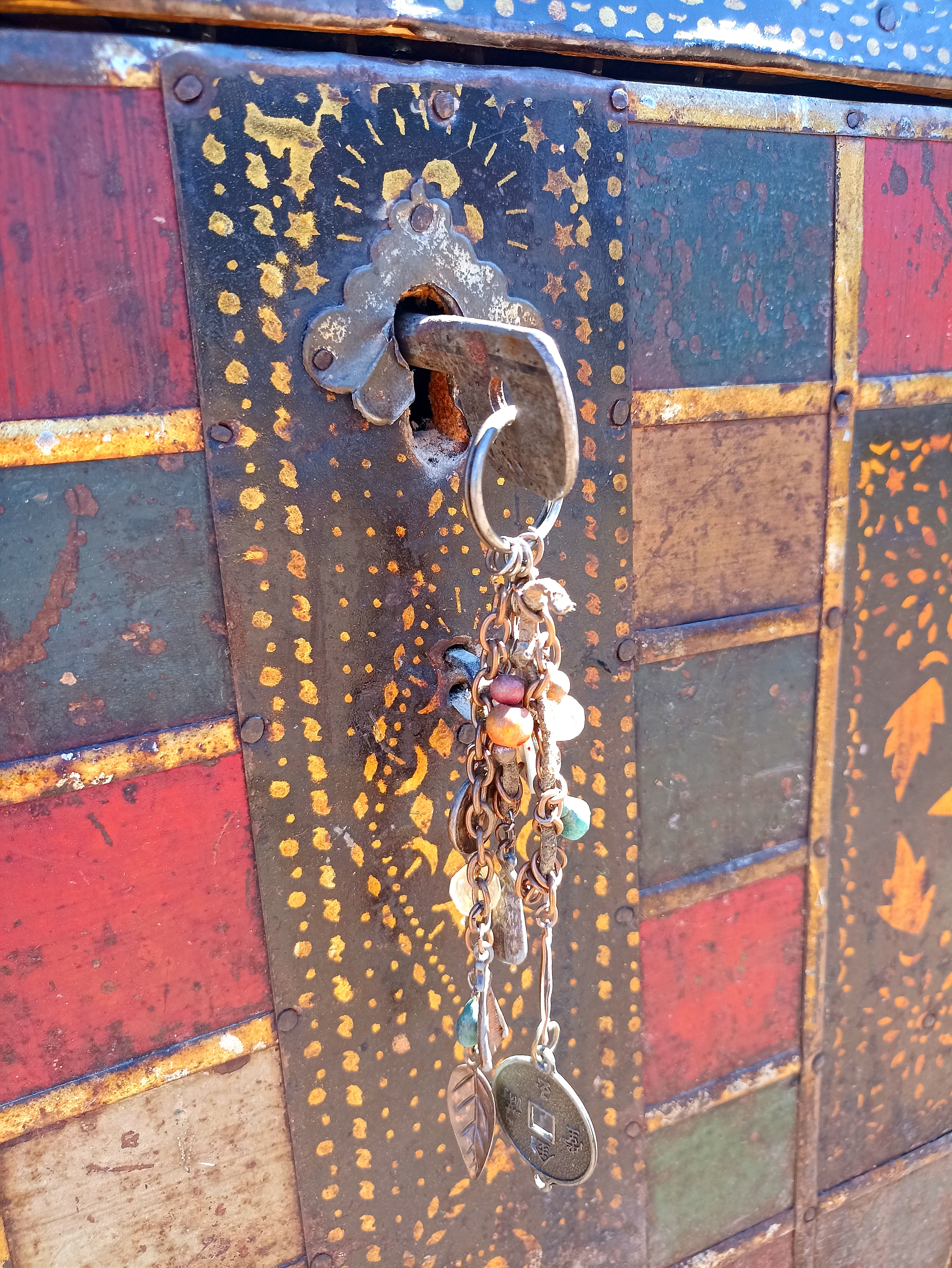 К ключу прицепила подходящий по цвету брелок 