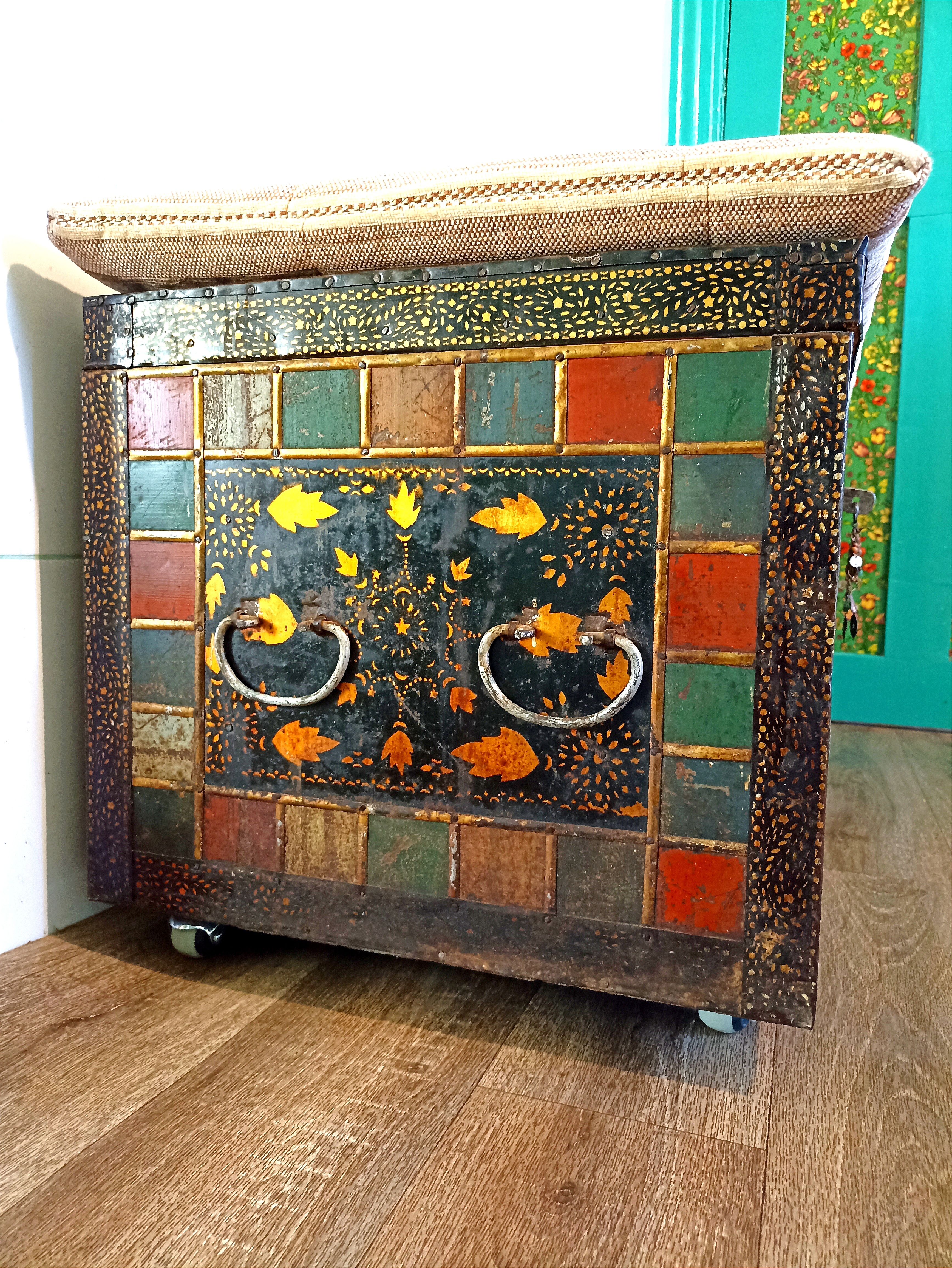 Занесли сундук обратно в дом 