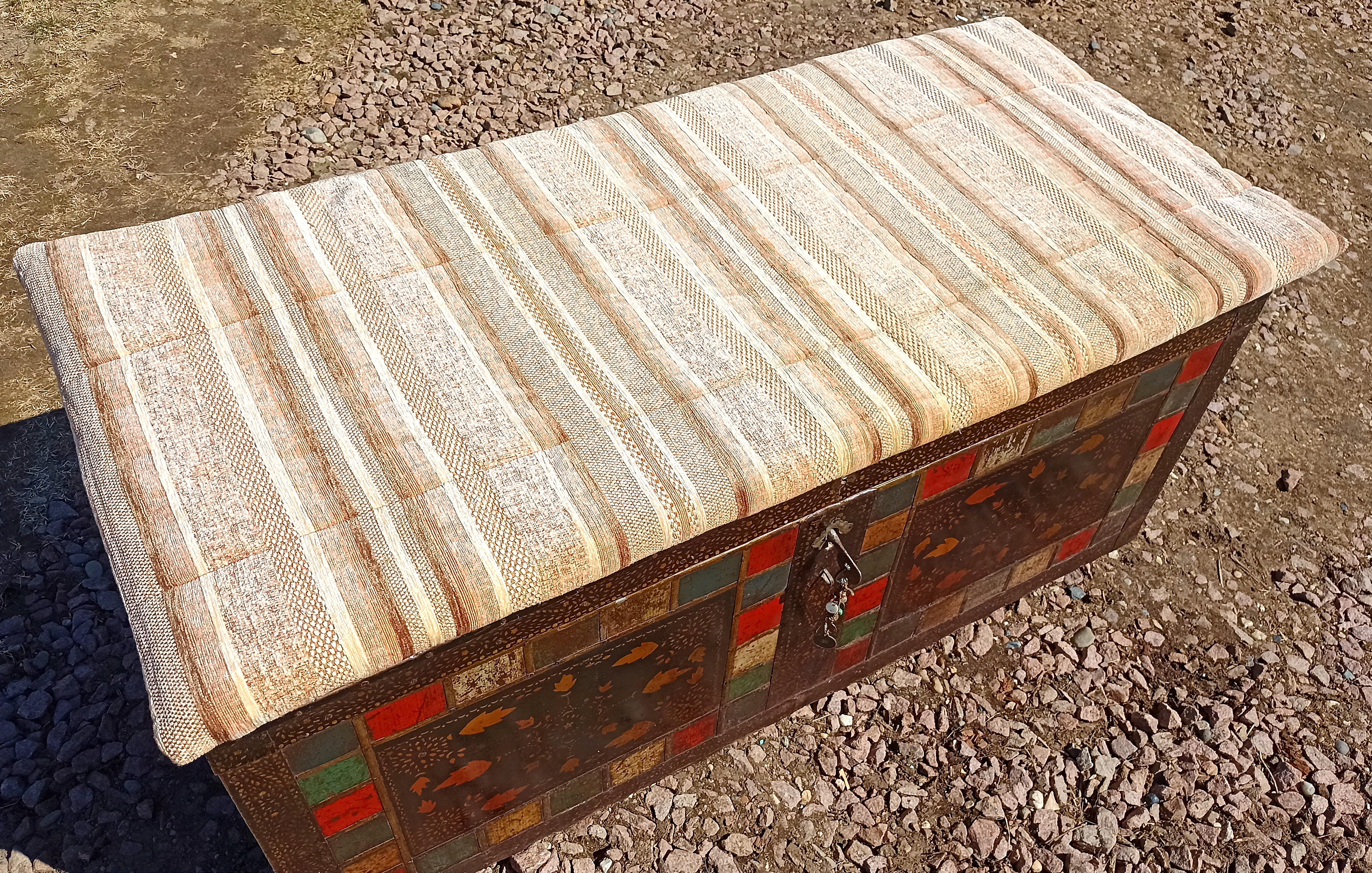 На крышку сшила подушку-сидушку 