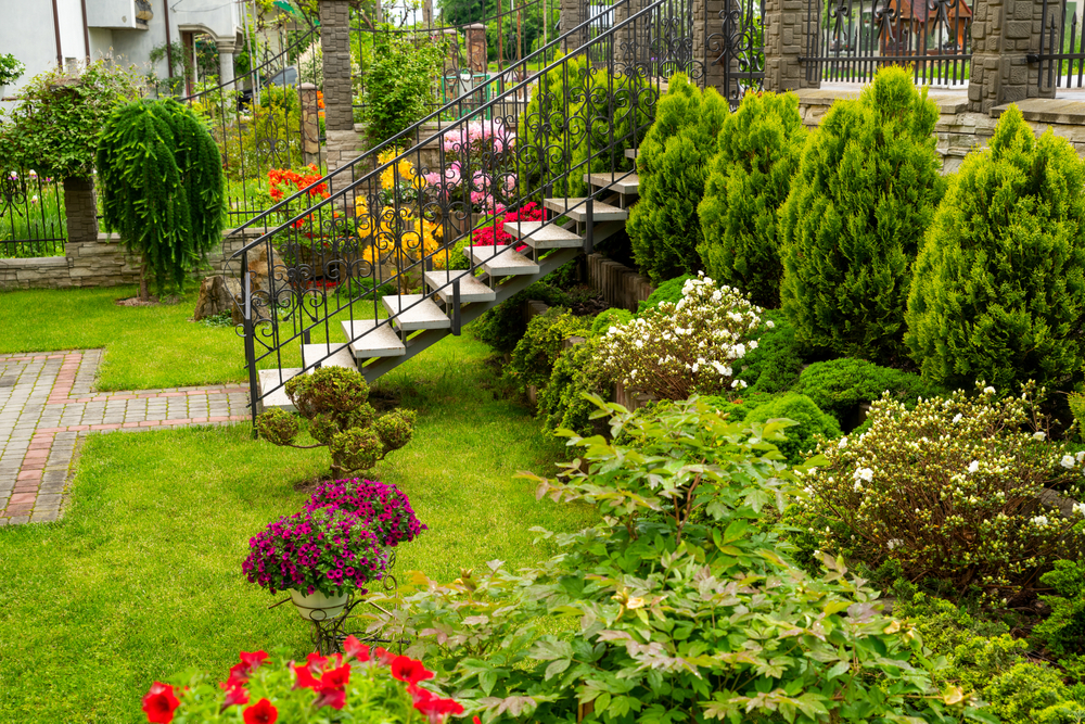 Ажурный забор по контуру участка сотрет видимость границ. Но на такой открытый всем взорам вариант решится не каждый