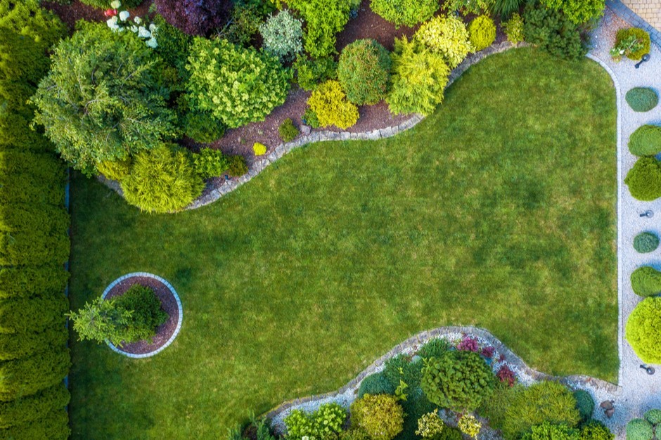 Как красиво распланировать территорию участка нестандартной формы