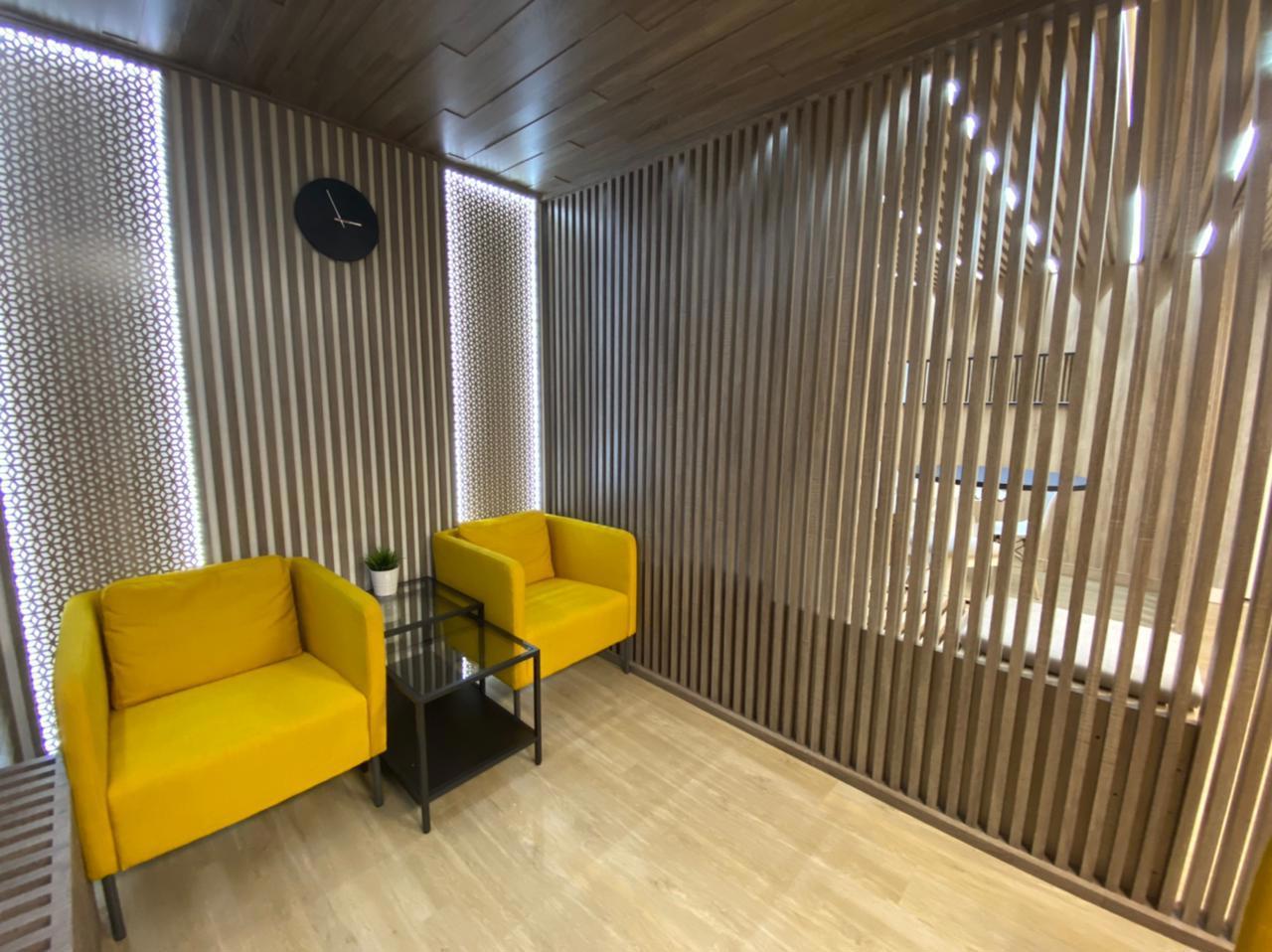 Декоративные материалы из дерева позволяют выделить какую-то зону или разделить пространство на несколько камерных уголков. Фото «»