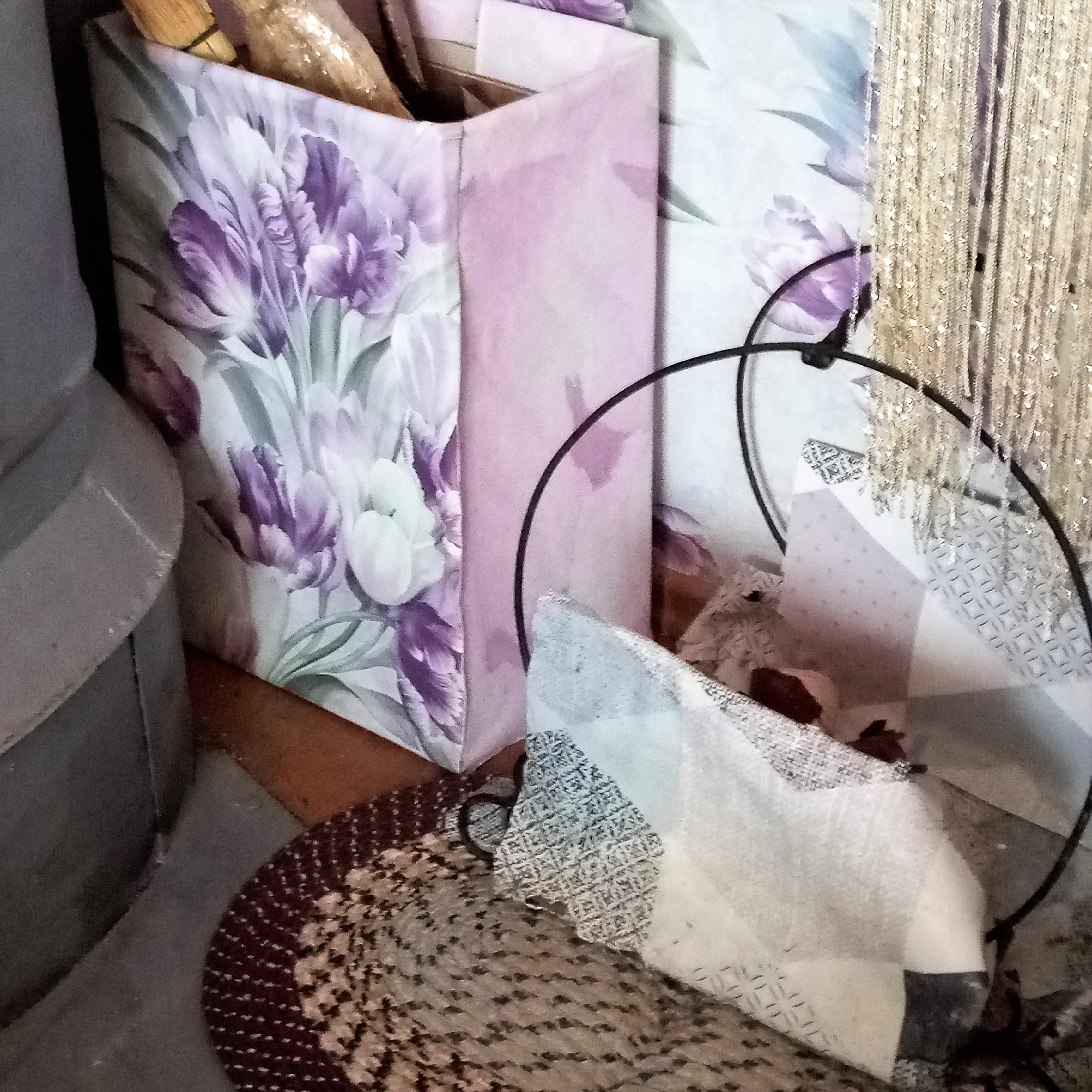 Коробку ставим в уголок 