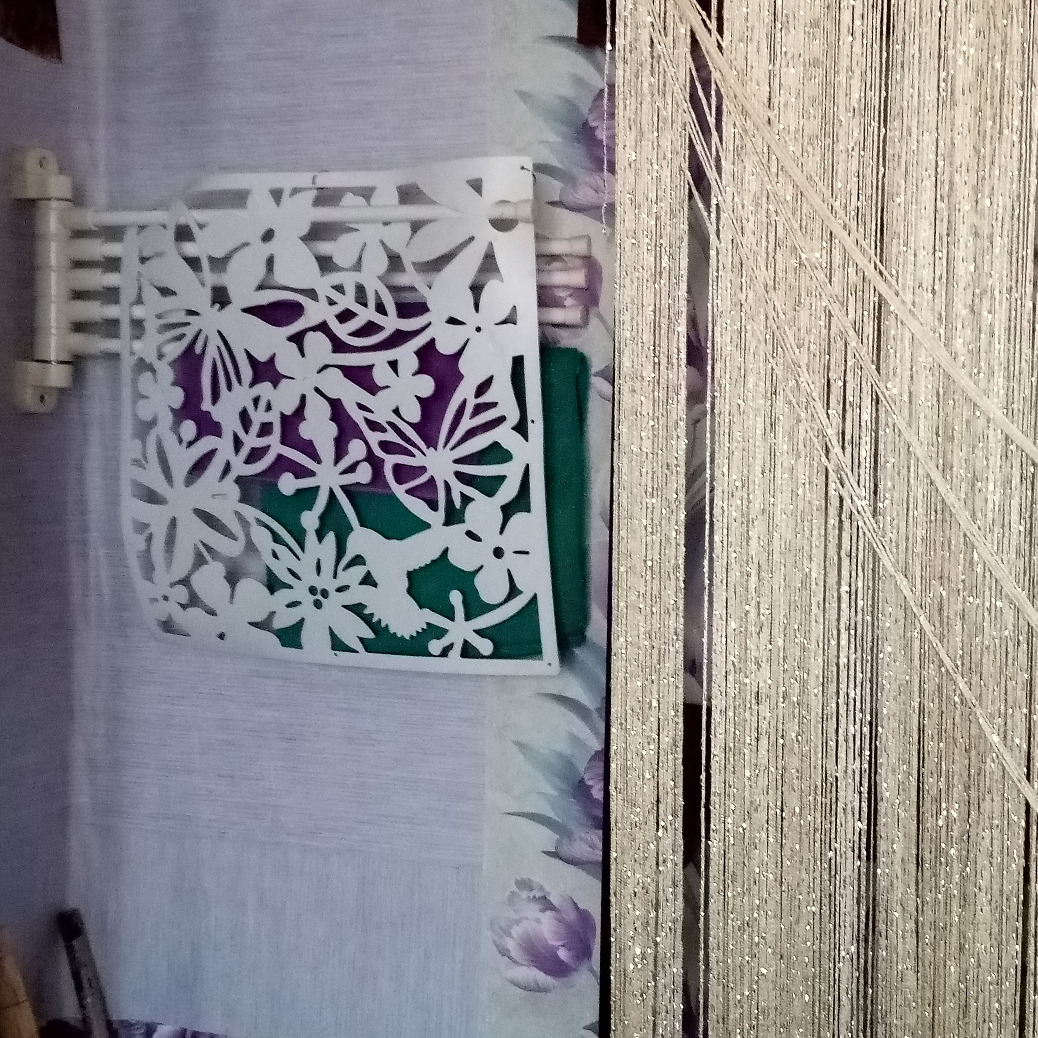 Тряпки прячу за ширму