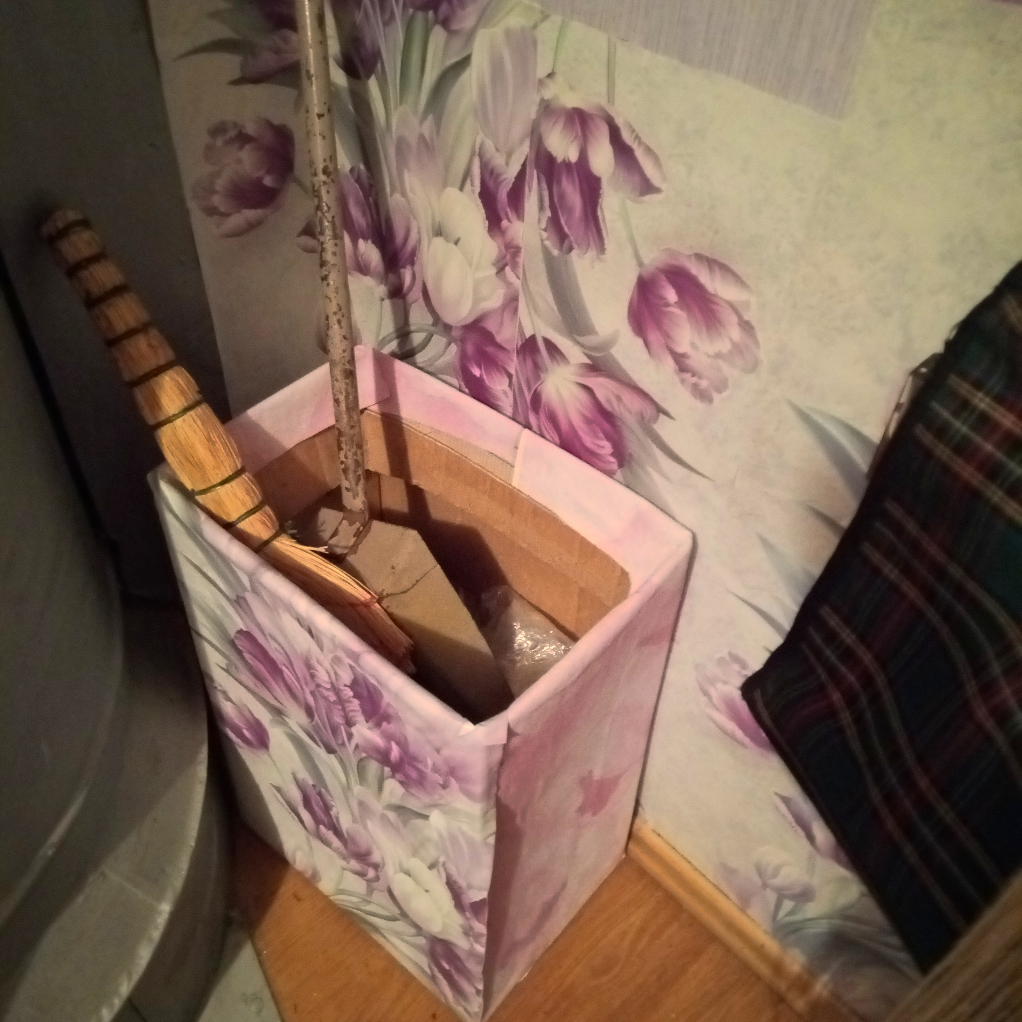 Веник и совок отправляем в уголок