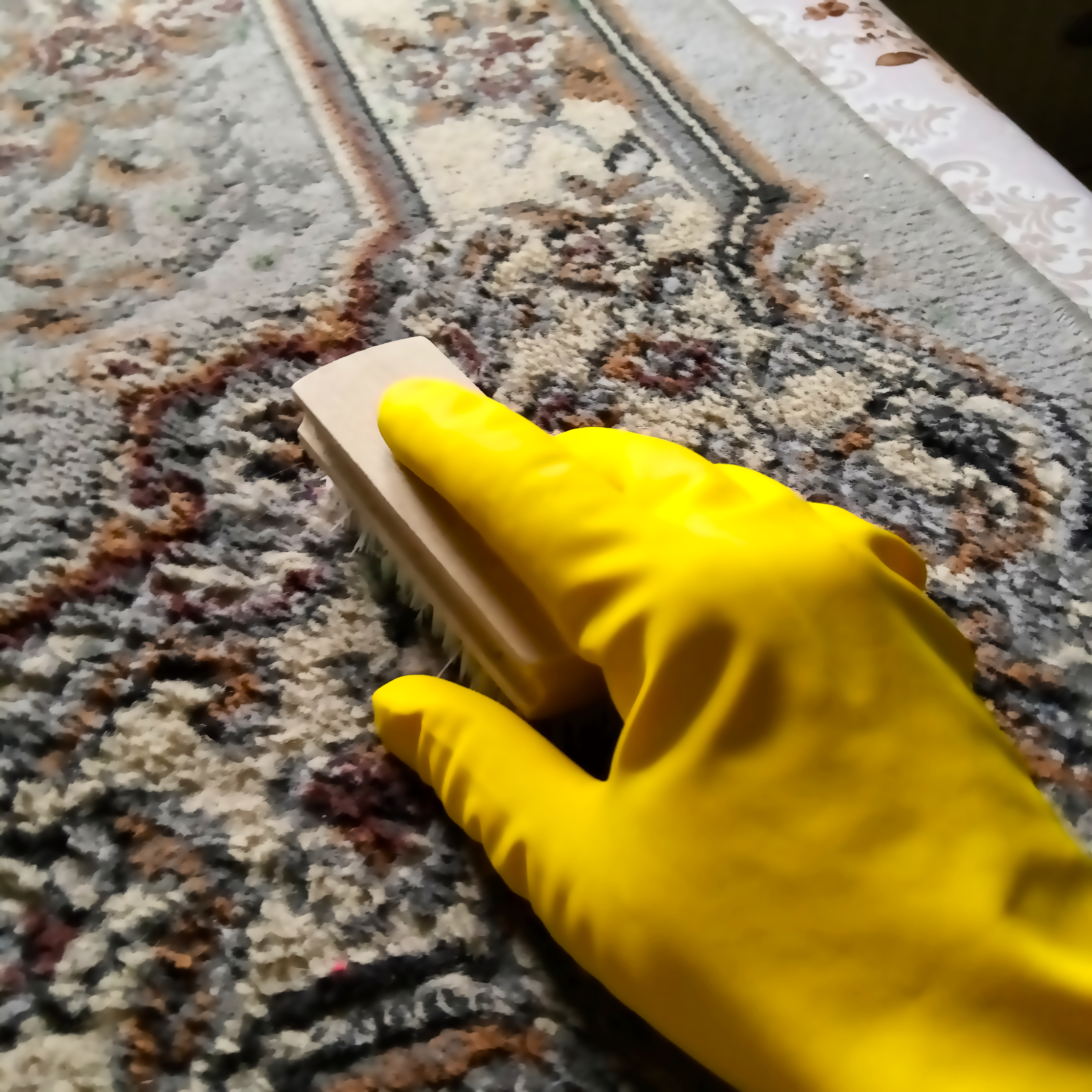 Вычистить ковёр щёткой