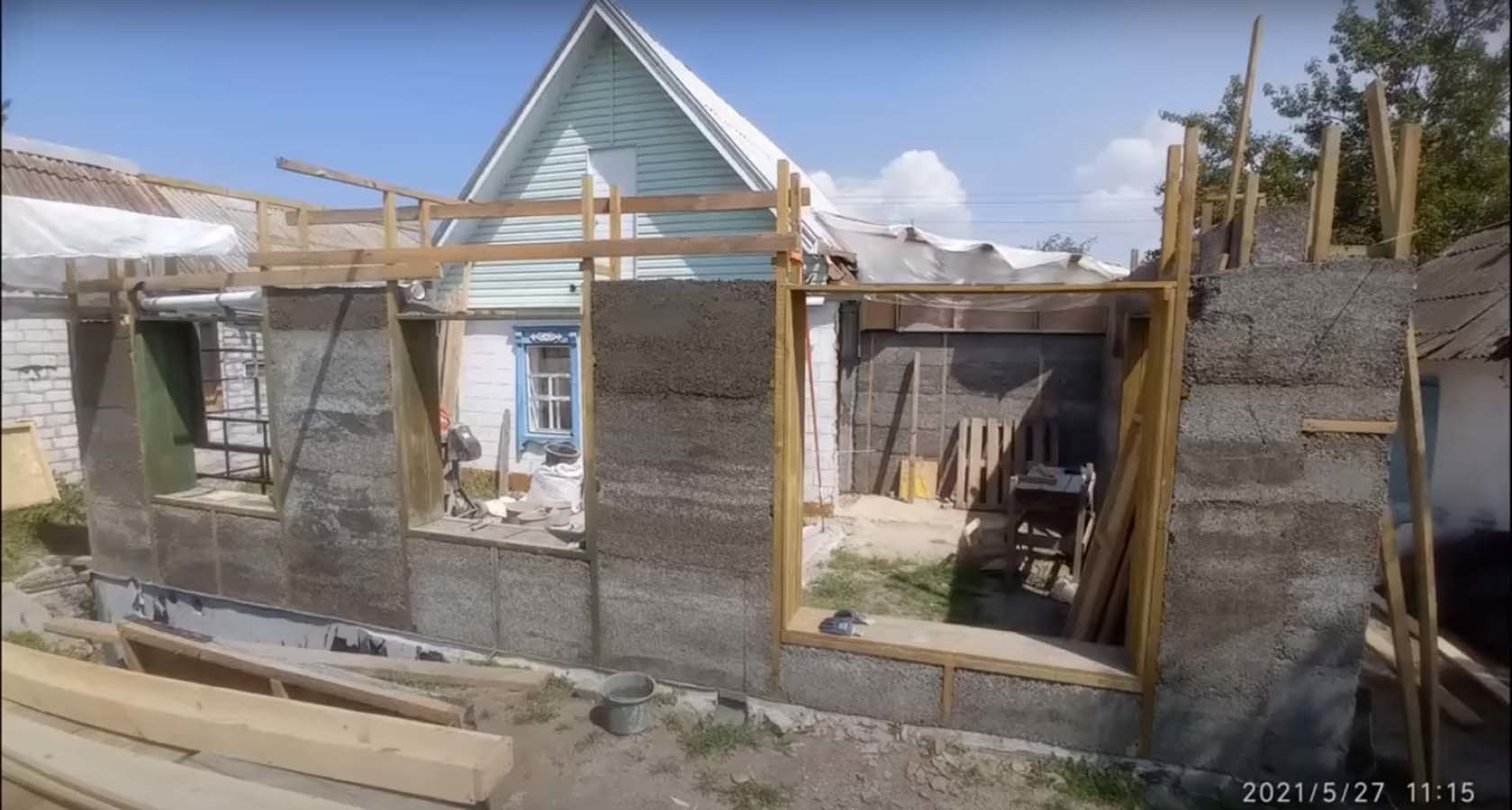 Заливаем дом из костробетона. Фото с канала Самоделкин Иван