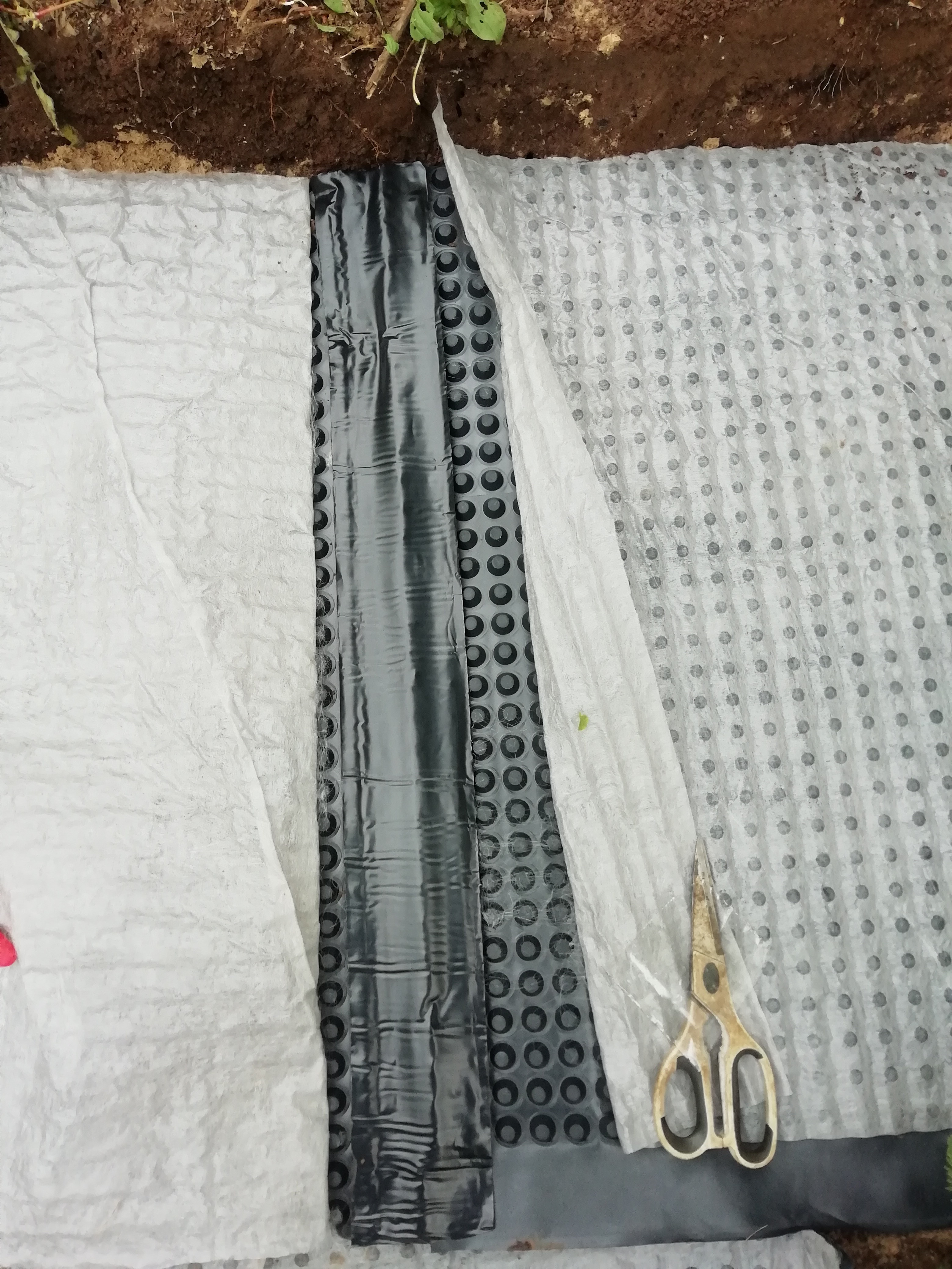 Стыки склеиваются с зазором в 10 см. Скотч супер липкий, приклеивается очень прочно