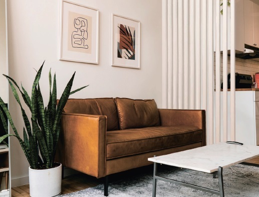 Даже дозированное применение декоративных элементов заметно меняет пространство. Фото «»