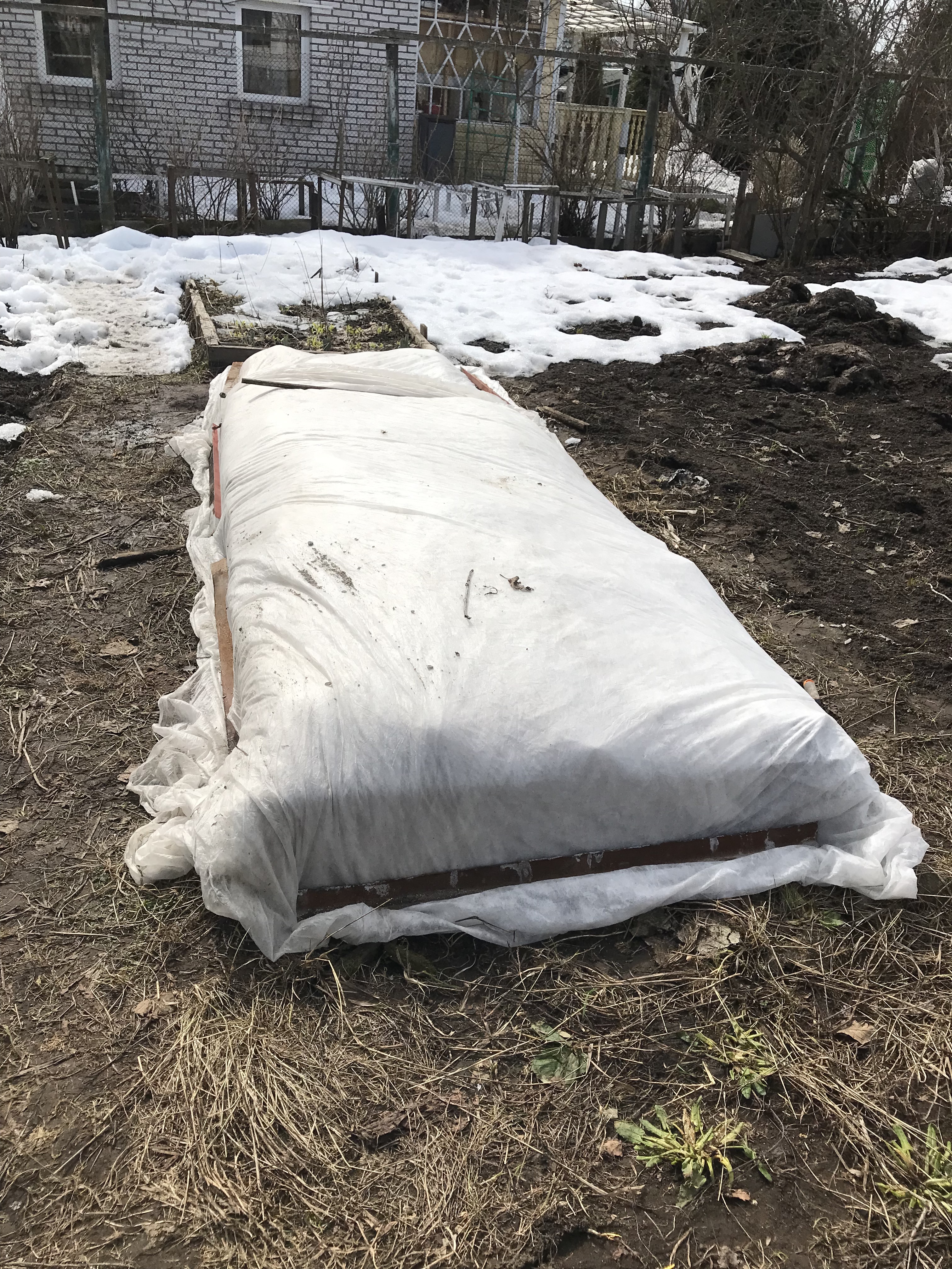 А теперь наш сугроб укутываем лутрексом. Это для того, чтобы под укрывным, как в термосе, снег не таял максимально долго, постепенно увлажняя почву  